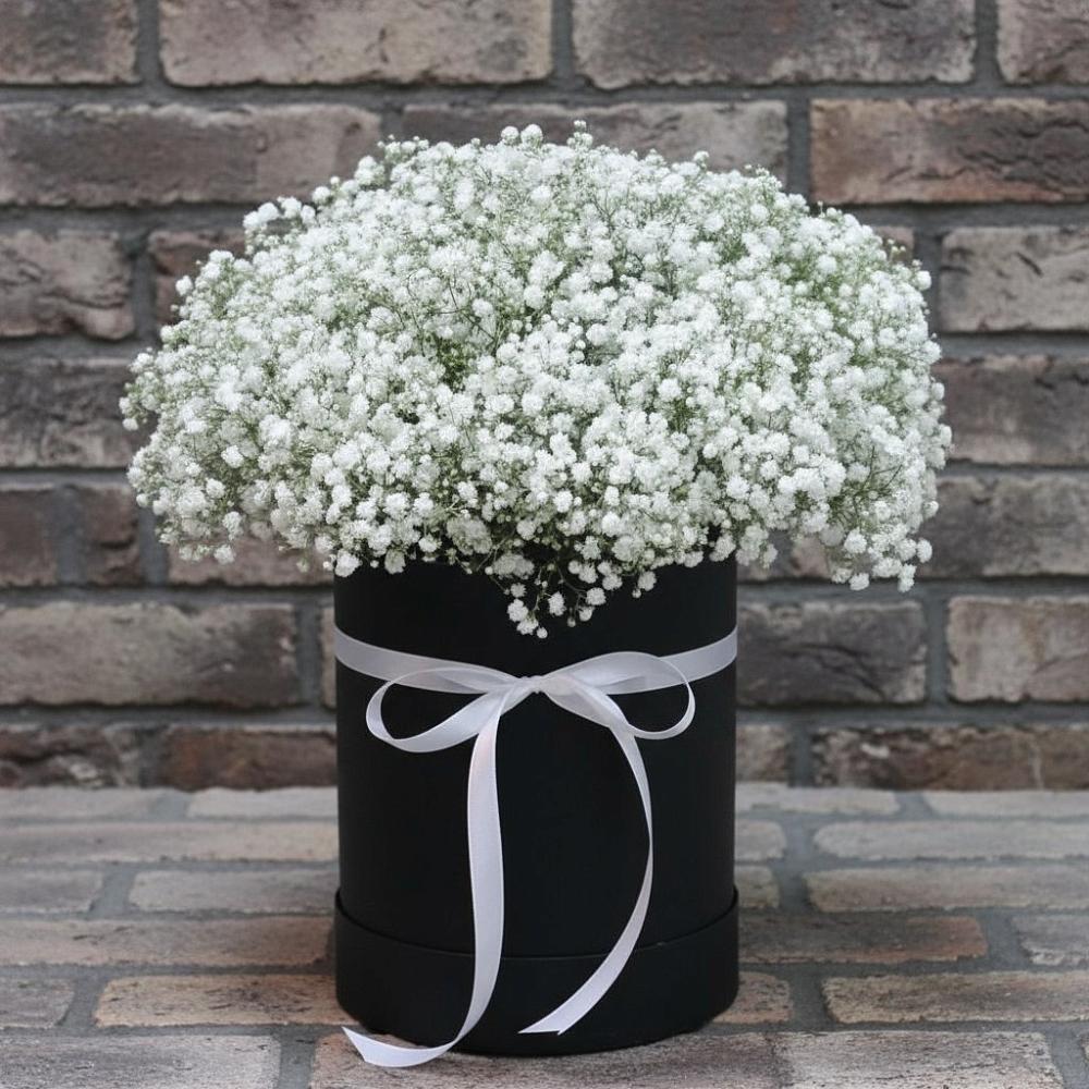 Цветочная композиция из Гипсофила в шляпной коробке в Пригородный Оренбургский район