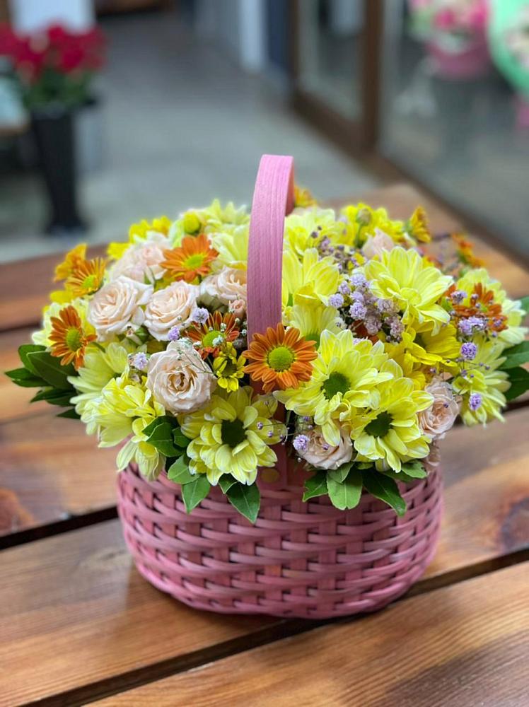 Цветочная композиция из Хризантемы и Розы в корзине в Пригородный Оренбургский район