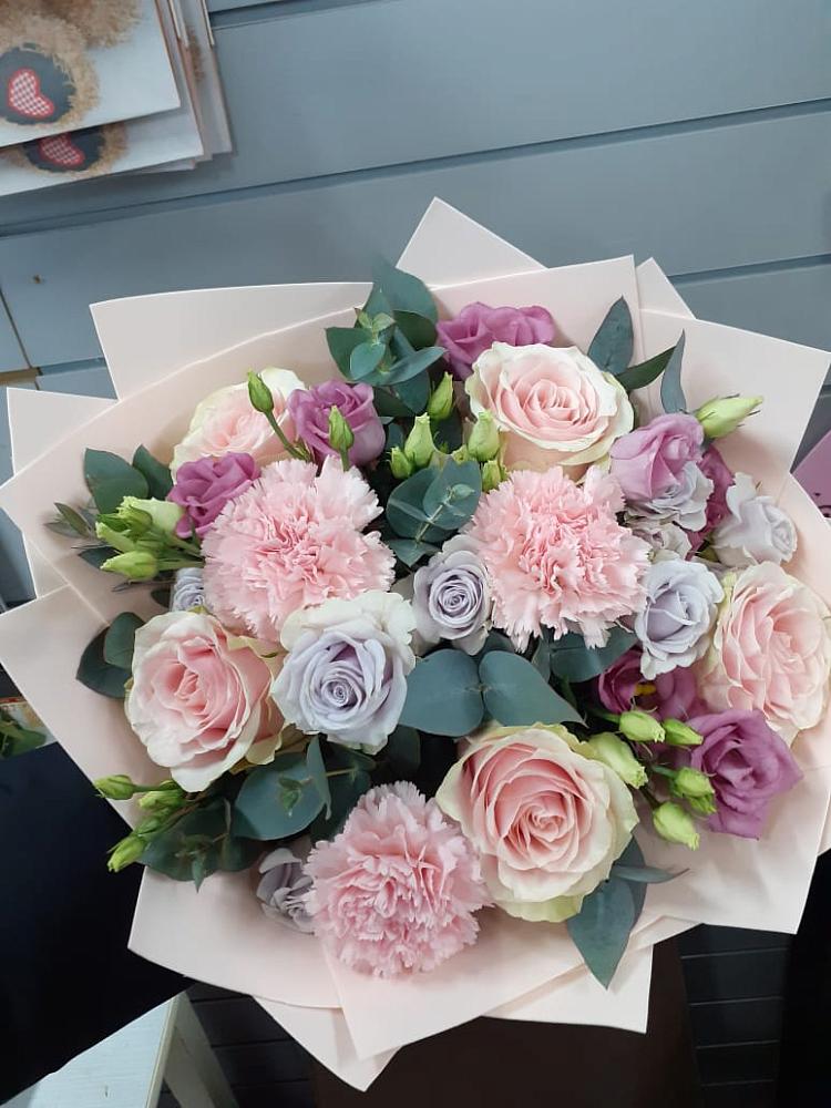 Букет цветов из: Розы, Гвоздики и Лизиантусы в Пригородный Оренбургский район